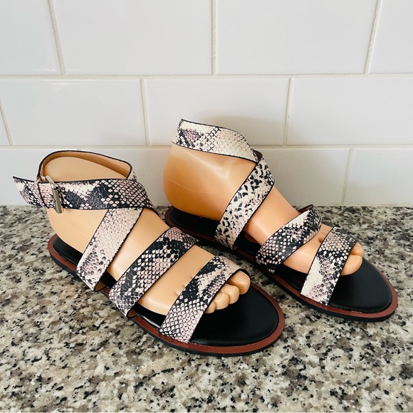 Qupid Women’s Flat Gladiator Sandals Snake Skin Strap Design - Picture 3 of 11